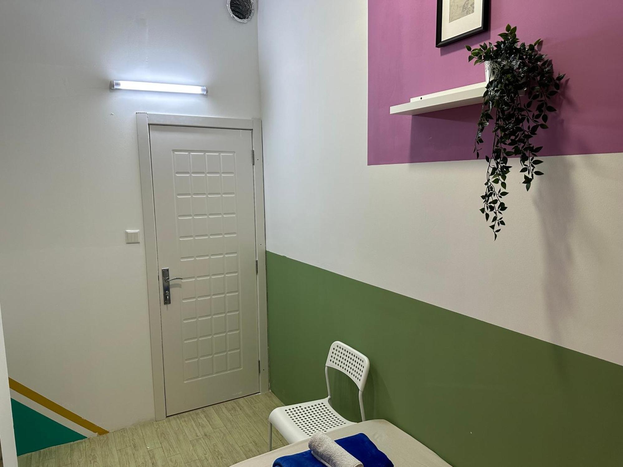 Homestay Spacious Mini Partition Near Emirates Mall *
