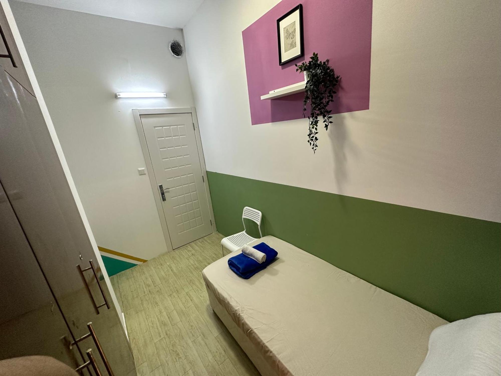 Homestay Spacious Mini Partition Near Emirates Mall *