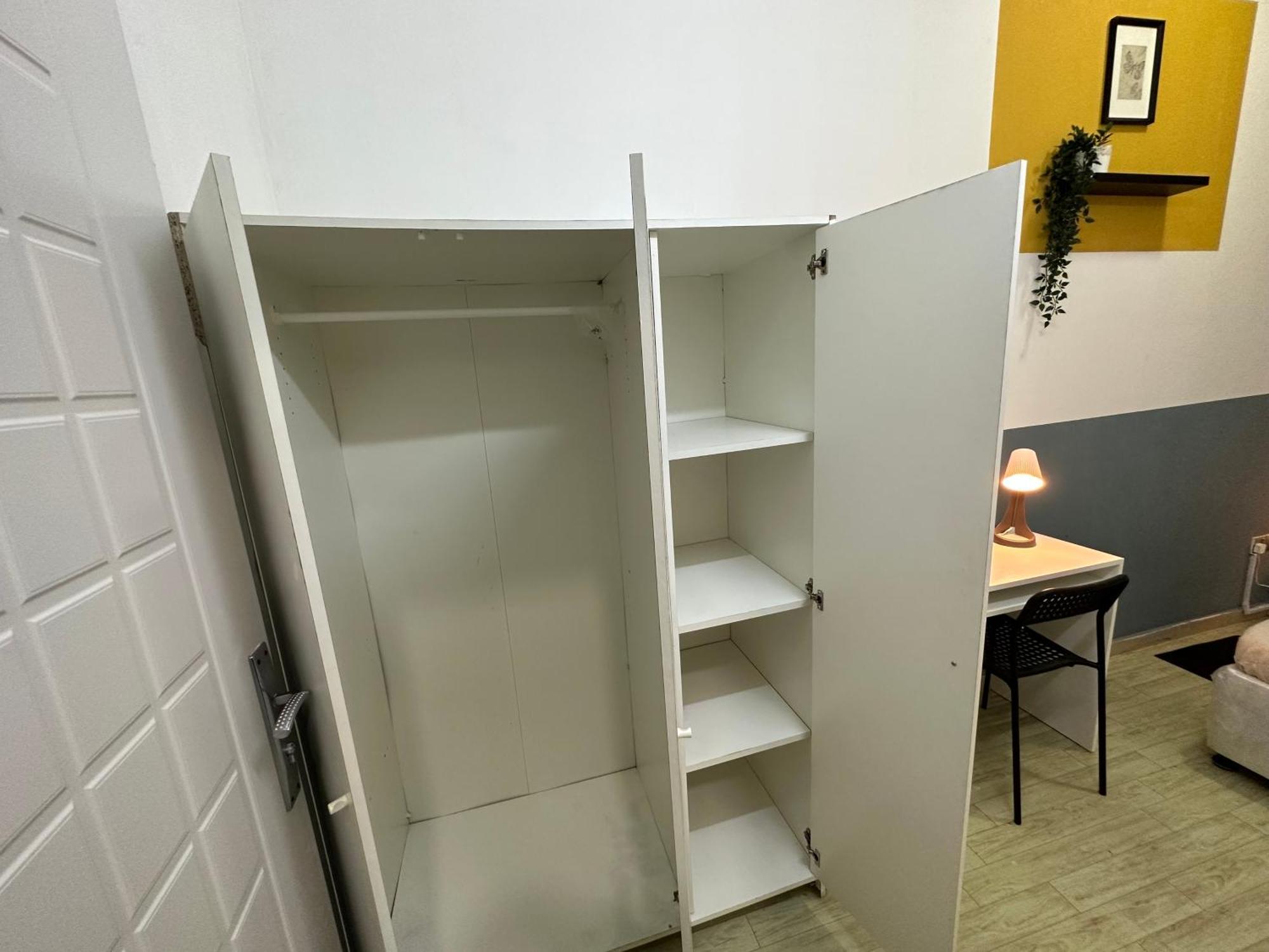 Spacious Mini Partition Near Emirates Mall Homestay Dubai