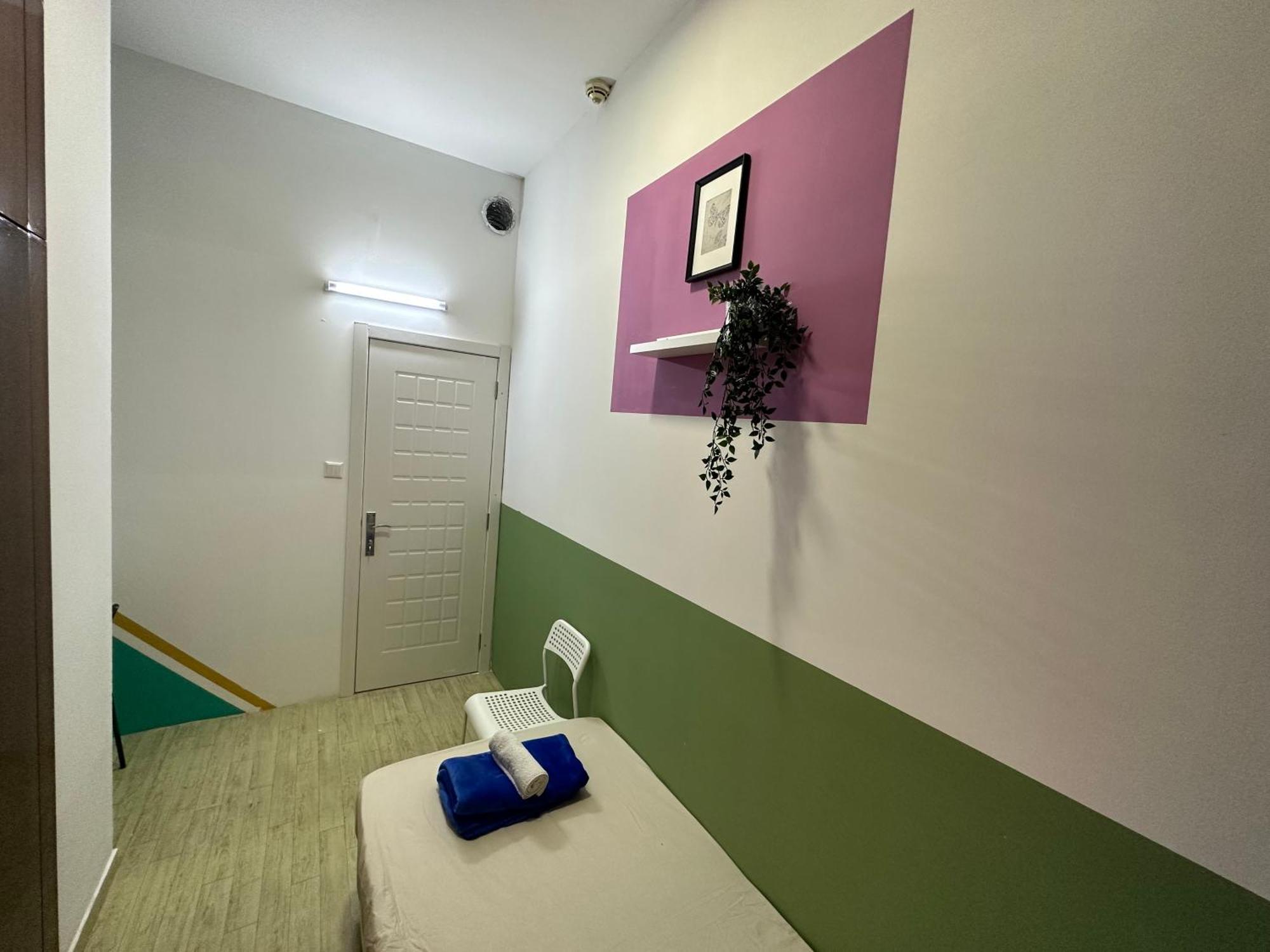 Homestay Spacious Mini Partition Near Emirates Mall *